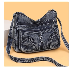 Dettaglio della borsa a tracolla in denim vintage con tasche multiple con zip