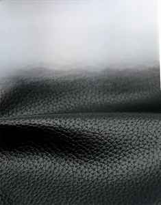 Primo piano della pelle nera con motivo litchi che mostra texture morbida e durata