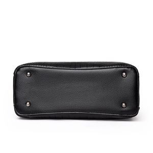 Vue du fond du sac en cuir noir grainé avec quatre clous de protection en métal
