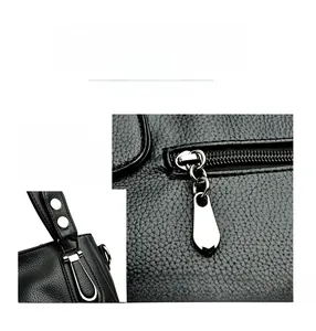 Dettagli della borsa tote in pelle martellata con cerniere e fibbie in metallo