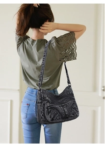 Dettagli della borsa a tracolla retrò in denim lavato con diverse cerniere e tasche esterne