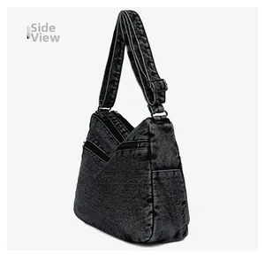 Vista laterale della struttura a cerniere multiple della borsa a tracolla in denim nero retrò