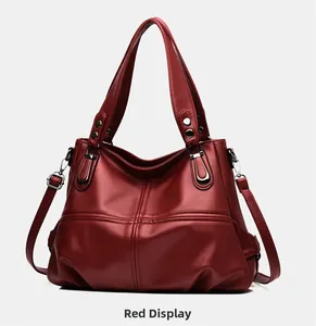 Dettagli della borsa tote in pelle bordeaux con cuciture e rivetti in metallo