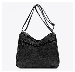 Vista posteriore della borsa a tracolla in denim grigio scuro con tasca a zip esterna