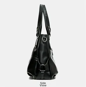 Vista laterale di una borsa tote nera con pelle a grana litchi e dettaglio anello metallico