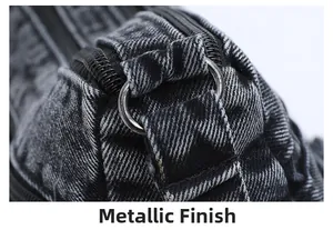 Dettaglio di borsa in denim vintage con motivo jacquard e finiture in metallo pregiato