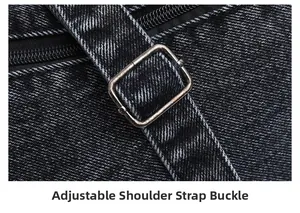 Dettaglio della fibbia in metallo regolabile su tracolla in denim nero per borsa a spalla