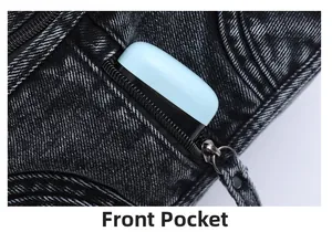Dettaglio ravvicinato di una tasca frontale su una borsa a tracolla vintage in denim nero