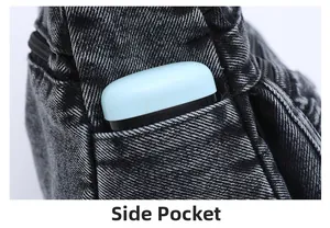 Dettaglio della tasca laterale di una borsa a tracolla in denim nero vintage con cuffie