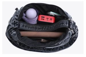 Vista interna con doppi scomparti e grande capacità della borsa in denim nero