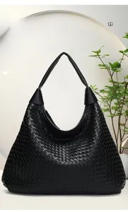 Dettaglio della trama intrecciata nera e della forma a triangolo Hobo di questa borsa