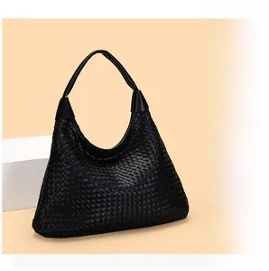 Dettaglio borsa hobo nera intrecciata in PU con manici lisci e un design minimalista chic
