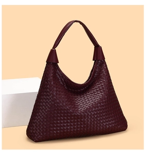 Dettaglio della borsa Hobo in pelle intrecciata bordeaux con motivo a trama larga