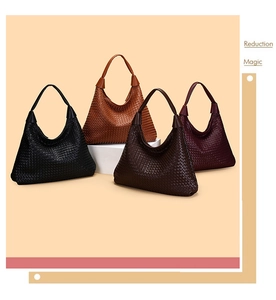 Dettaglio di borse tote in ecopelle intrecciata in quattro colori con motivo Intrecciato