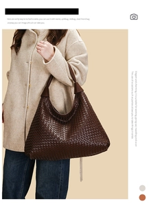 Dettaglio di una borsa tote intrecciata marrone scuro indossata da una modella