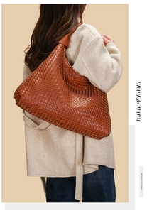 Borsa hobo marrone in pelle intrecciata con grande capacità e trama dettagliata