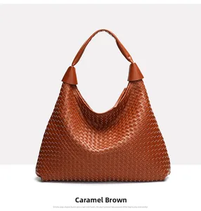 Dettaglio della borsa hobo intrecciata marrone caramello con trama Intrecciato classica