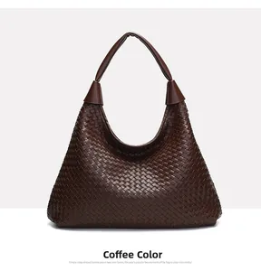 Dettaglio della borsa hobo intrecciata in pelle PU caffè con trama e grande capacità