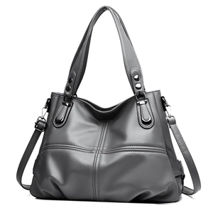 Borsa tote minimalista in pelle martellata grigia con cuciture a croce e dettagli argento