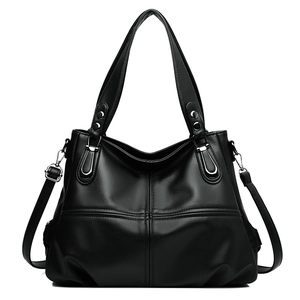 Elegante borsa tote in pelle nera a grana con fibbie argentate su sfondo bianco