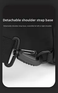 Dettaglio della fibbia rimovibile e della tracolla in nylon per borsa impermeabile