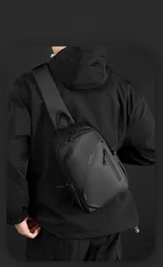 Dettaglio della borsa a tracolla nera impermeabile con logo WE POWER stile moderno