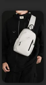 Dettaglio di un borsello bianco impermeabile con logo WE POWER indossato da un modello