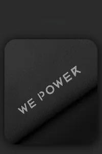 Dettaglio macro del tessuto in nylon impermeabile con logo WEPOWER e spazio smart