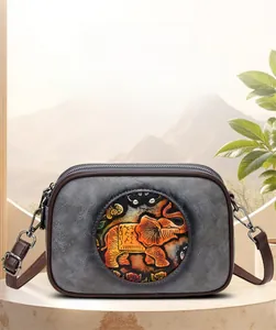 Détail du sac Boston gris vintage avec relief d'éléphant et bandoulière marron