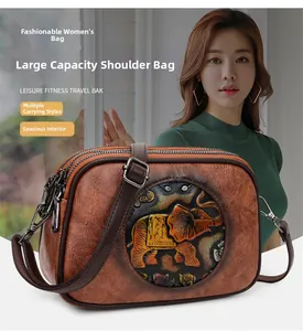 Détail du sac bandoulière vintage avec fermetures éclair multicouches et broderie éléphant