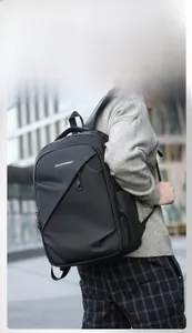 Détail d'un sac à dos noir avec fermeture éclair cachée sur un modèle masculin en ville