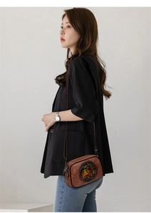 Détails du sac bandoulière vintage marron avec trois couches zippées et motif gaufré