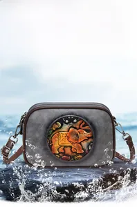 Détail du sac bandoulière vintage imperméable avec relief éléphant ethnique sur pierre