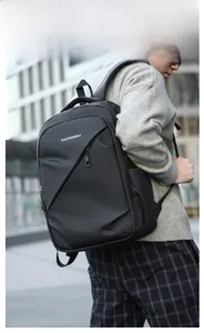 Photo extérieure du sac à dos d'affaires noir en tissu imperméable avec fermeture latérale