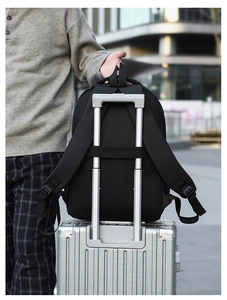 Détail de la sangle de bagage du sac à dos fixée sur une poignée de valise