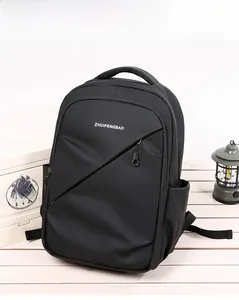 Détail de sac à dos d'affaires noir imperméable avec logo et poches fonctionnelles