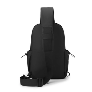 Borsa da petto nera impermeabile da uomo con tracolla regolabile su sfondo bianco pulito