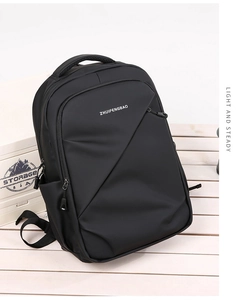 Vue détaillée du sac à dos noir pour ordinateur avec logo ZHUIFENGBAO sur tissu imperméable