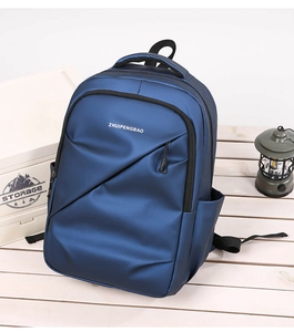 Détail du sac à dos business bleu foncé avec texture mate imperméable et logo blanc