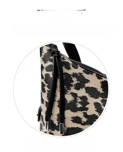 Dettaglio della borsa leopardata con tirazip in pelle lunga e accenti metallici