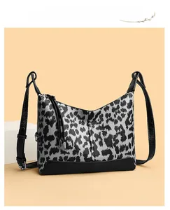 Dettaglio della stampa leopardata e pelle nera su una borsa a tracolla di design
