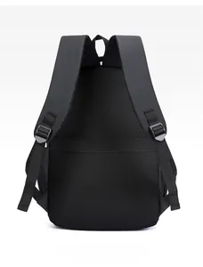 Vue détaillée du dos d'un sac à dos d'affaires noir avec rembourrage en maille respirante