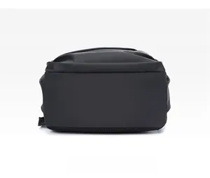 Vue détaillée du fond du sac à dos d'affaires noir montrant la texture mate imperméable