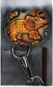 Détail du sac en cuir gris avec relief d'éléphant coloré et boucles en métal noirci