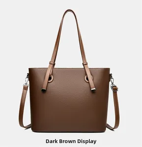 Vue détaillée du sac cabas marron foncé avec finitions argentées et bandoulière réglable