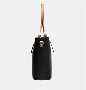 Détail du cabas en cuir grainé noir avec cordon marron et anneau en D métallique
