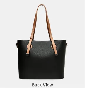 Vue arrière du grand sac cabas noir texturé avec anses marron et anneaux en métal