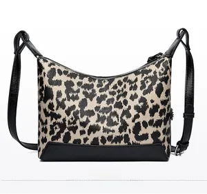 Vista posteriore della borsa leopardata con finiture in pelle nera e tracolla regolabile