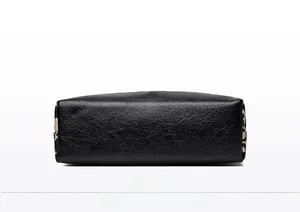 Dettaglio del fondo della borsa in pelle nera con inserto patchwork leopardato
