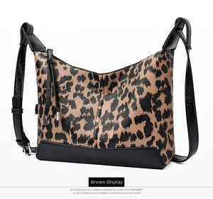 Dettaglio della trama leopardata e della pelle martellata nera su questa borsa a mano